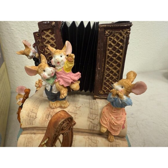 Classic Treasures Musical Animated Accordion & Mouse Sculpture. - Picture 3 of 6